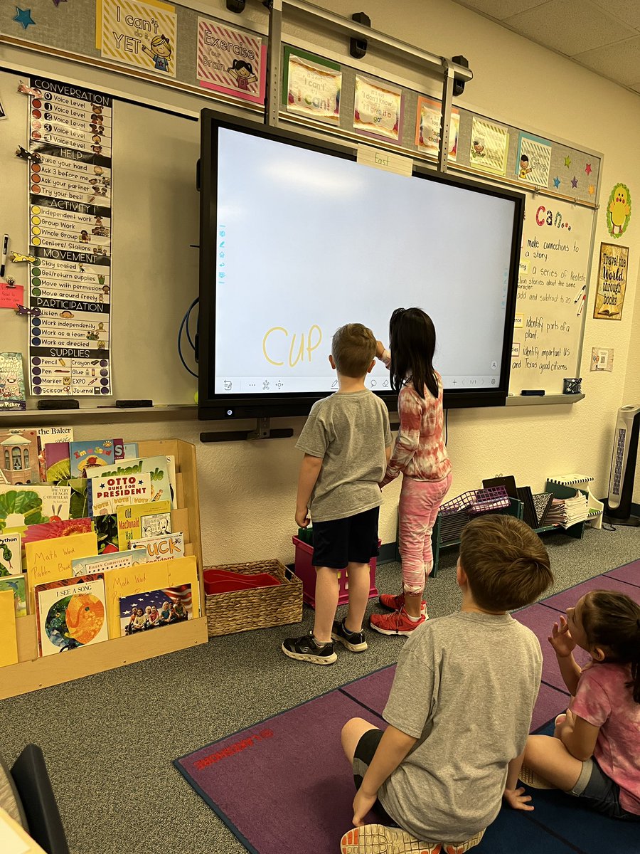 Hahne_Elyse's tweet image. Segmenting 2-3 syllable words and teaming up to write them in #gesshineon #gcisdhumanities