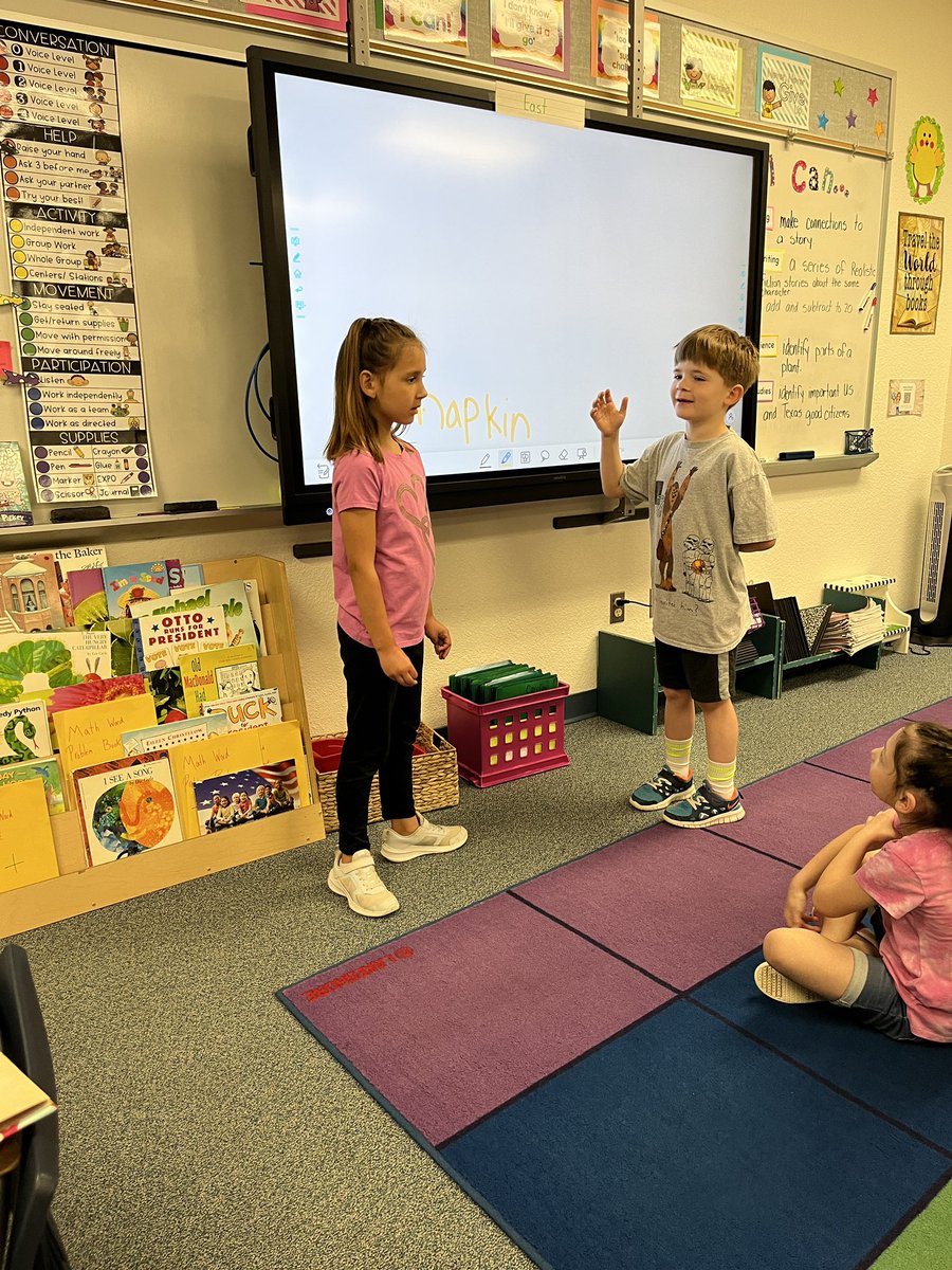 Hahne_Elyse's tweet image. Segmenting 2-3 syllable words and teaming up to write them in #gesshineon #gcisdhumanities