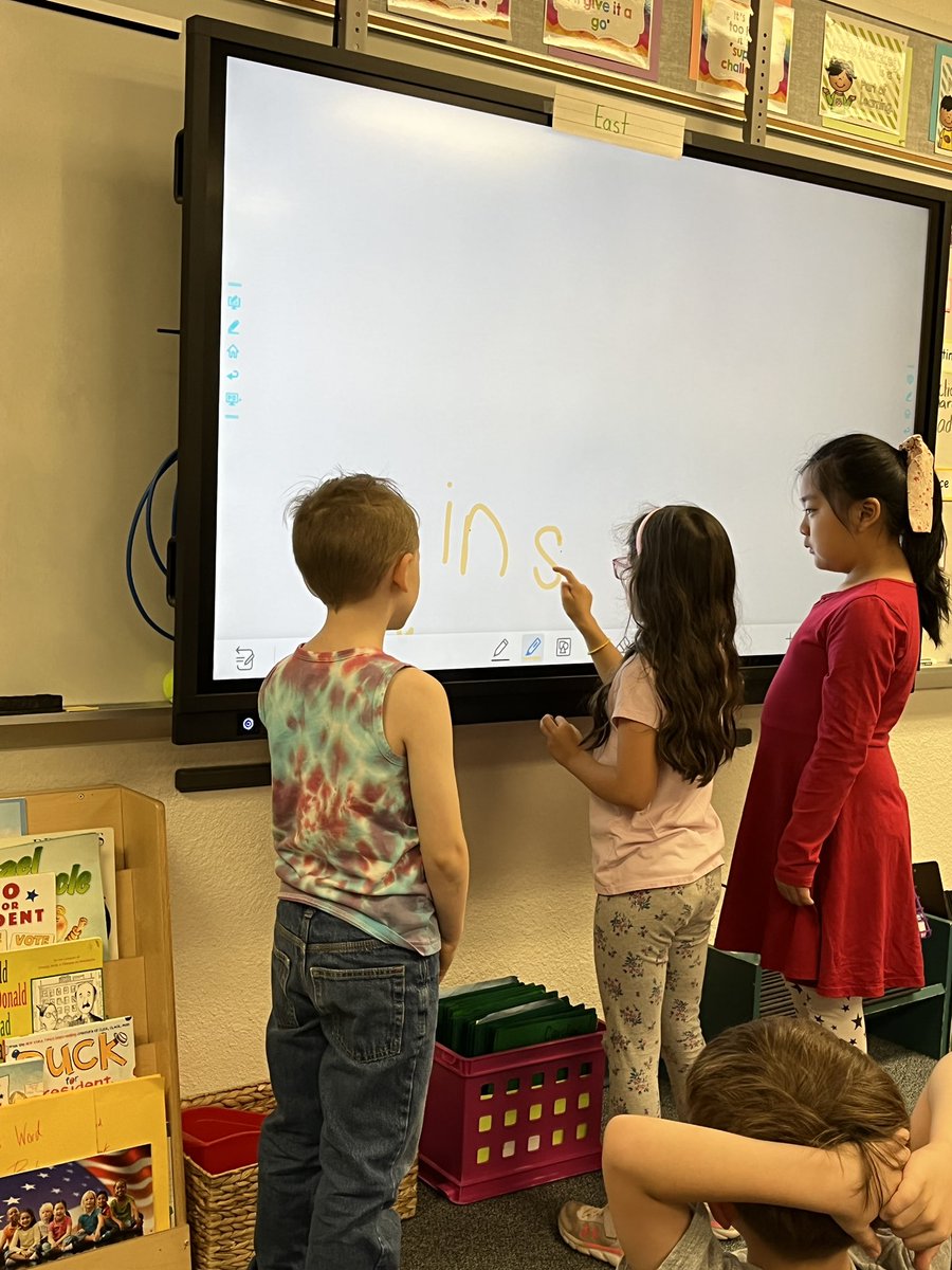 Hahne_Elyse's tweet image. Segmenting 2-3 syllable words and teaming up to write them in #gesshineon #gcisdhumanities