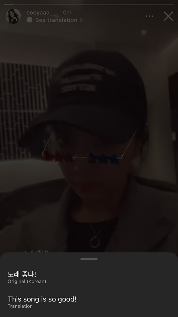 ssooyaaa_______'s tweet photo. and she muted the sound ugh i hate her https://t.co/g71X1wQ2lz