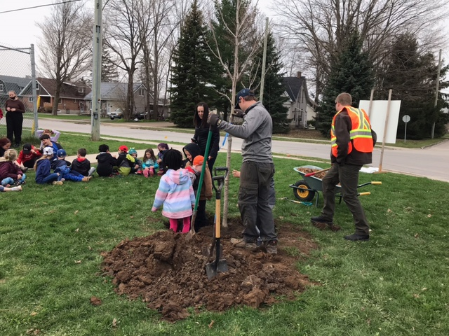 CityOwenSound's tweet photo. Yesterday, in partnership with @BluewaterDSB &amp; Alexandra school, #OwenSound staff worked with students to plant trees for the Mino Bimaadiziwin Green Space Project, recognizing the truth and tragedy of residential schools. #GreenCity #CityBuilding #CollaborativeCity https://t.co/pKhH1bZNDR