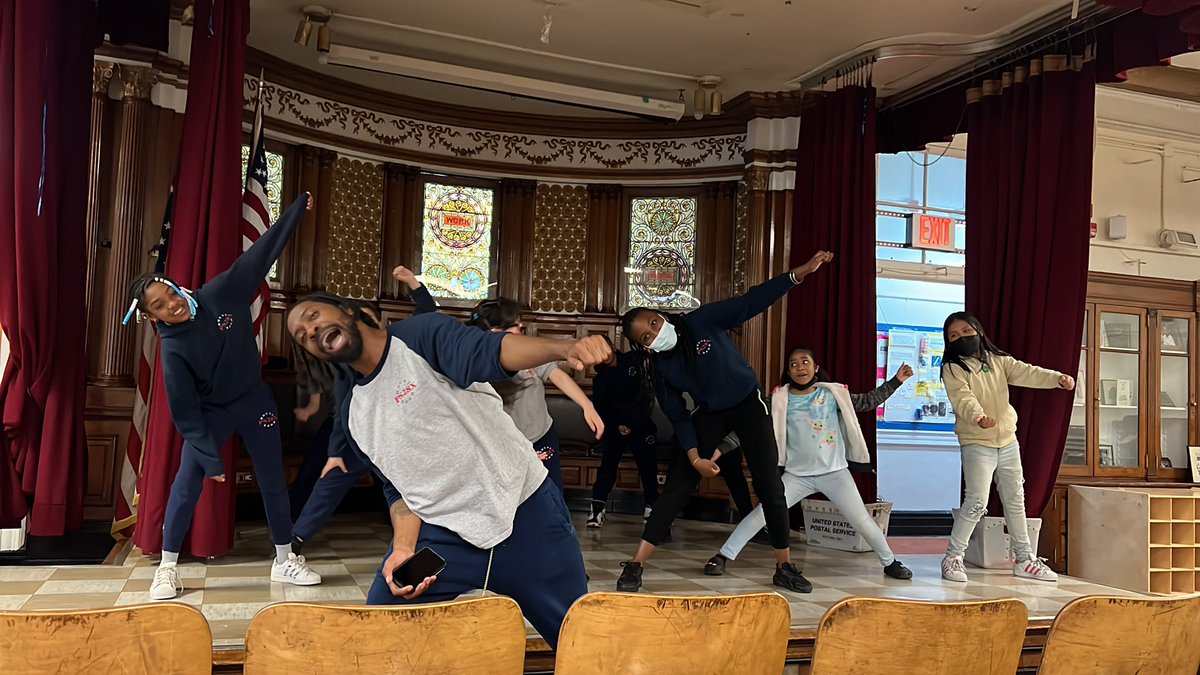 If it’s Wednesday, it’s #notesinmotion with Mr Zay!!!! @Htown76 @Ps28S @NYCSchools @BxSuptTobia @CSD9Bronx #ps28xMtHope @AmandaSelwynDT #moving #grooving @TheDSCW @nycHealthy