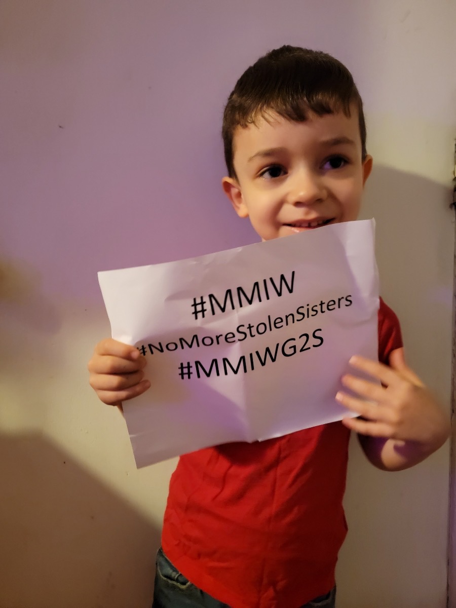 CSC_Liberate's tweet image. This young person is being raised to #EmbraceDifference. Among the things his parents are teaching him is an age-approp understanding of the hx of #SettlerColonialism &amp;amp; its cont impacts in the lives of #NativeWomen, #2S ppl, children &amp;amp; elders. (Posting w/ parents' perm) #MMIWG2S