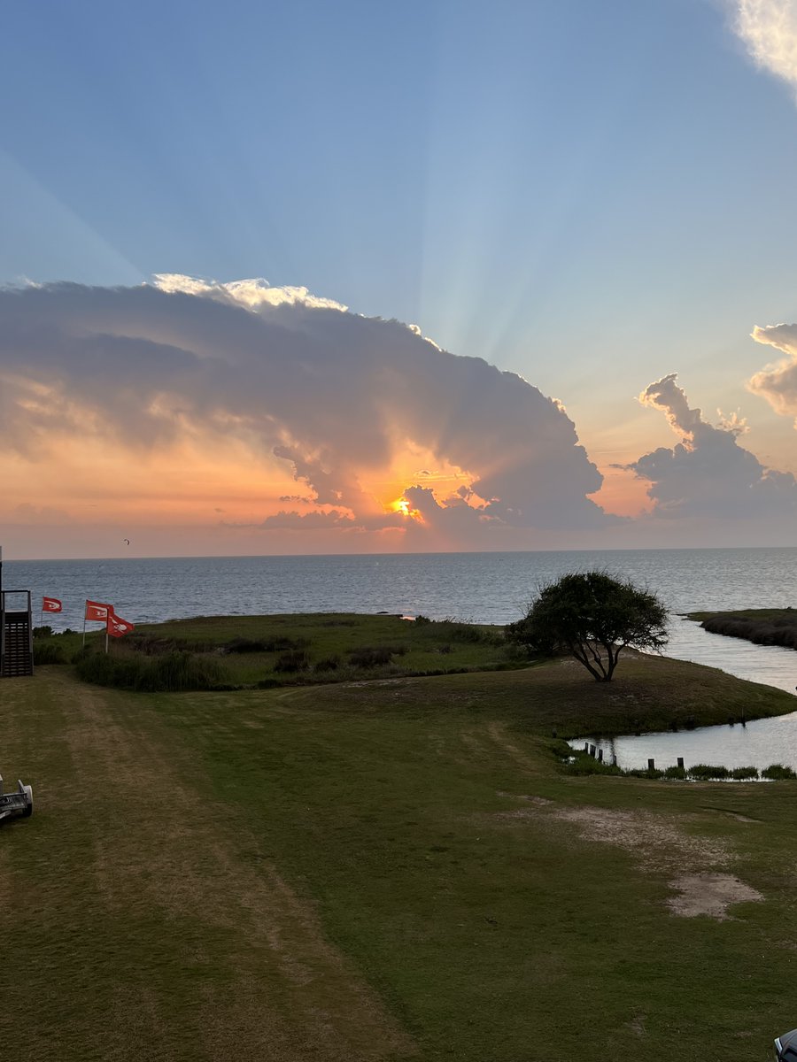 canuk1956's tweet image. Kitesurfing @REALWatersports . Learning something new and getting some @cycling  training at the same time.. #learningnewstuff #kitesurfing #cycling @CapeHatterasNPS #outerbanks