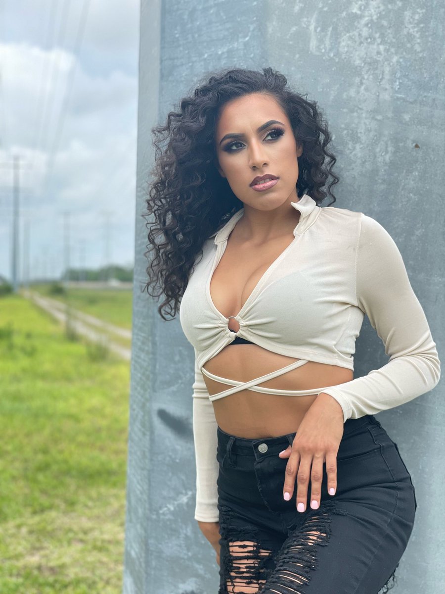 TiffanyNieves_'s tweet photo. Let me be your woman ✨ https://t.co/sdqAJkFfh5