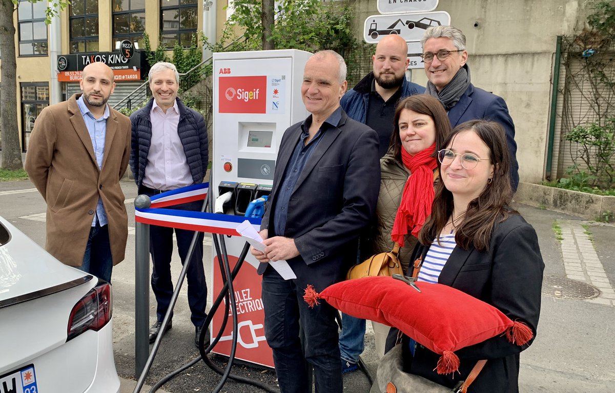La première borne de recharge rapide pour véhicules #electriques de 50 kW du réseau du <a href="/sigeif75/">Sigeif</a> a été inaugurée à <a href="/VilleNoisy/">Ville de Noisy-le-Grand</a> en présence des élus et du <a href="/sigeif75/">Sigeif</a>. En 20 mn, 100 km d’autonomie pour 6 € sont  récupérés témoigne un chauffeur VTC usager de ce modèle puissant.