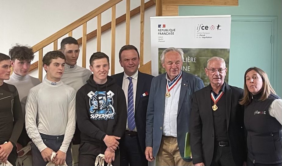 C’est avec beaucoup de plaisir qu’avec <a href="/TouronEric/">Eric Touron</a> nous avons découvert le palmarès des meilleurs apprentis cavaliers d’entraînement qui ont concouru à #Sennones - bravo à Quentin Defontaine et Ylan Follain pour leurs médailles d’or qui les conduiront en finale à Chantilly...