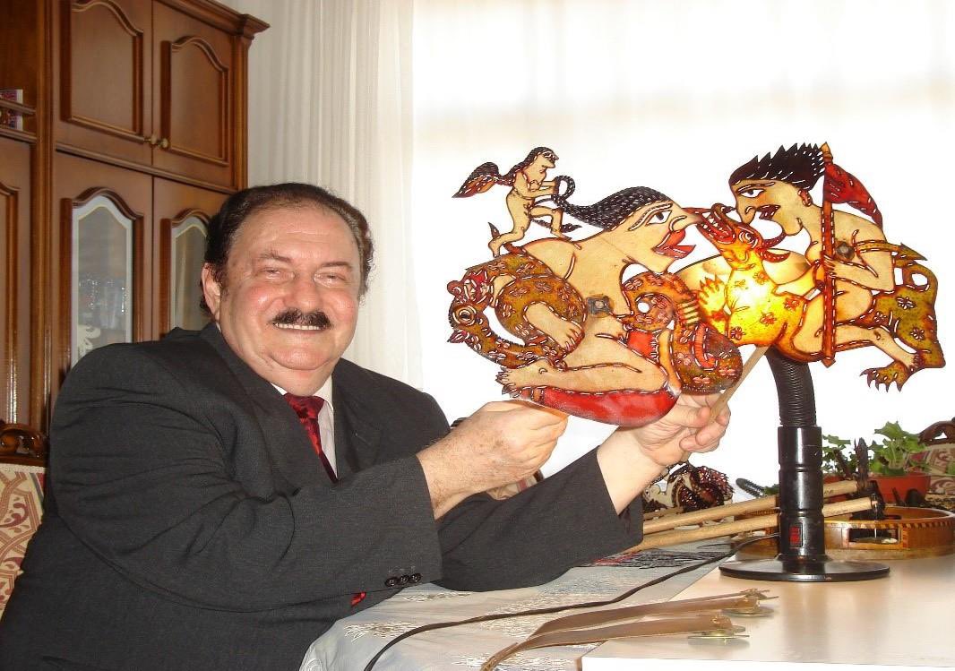 ibisokan's tweet photo. UNESCO nezdinde yürüttüğümüz çalışmalar çerçevesinde Yaşayan İnsan Hazinesi ilan ettiğimiz, hayal perdesinin büyük üstadı Karagöz Sanatçısı Metin Özlen'i kaybetmenin derin üzüntüsünü yaşıyoruz. Merhuma Allah'tan rahmet, ailesine ve tüm sevenlerine başsağlığı diliyorum. https://t.co/NEQD3v3fwH