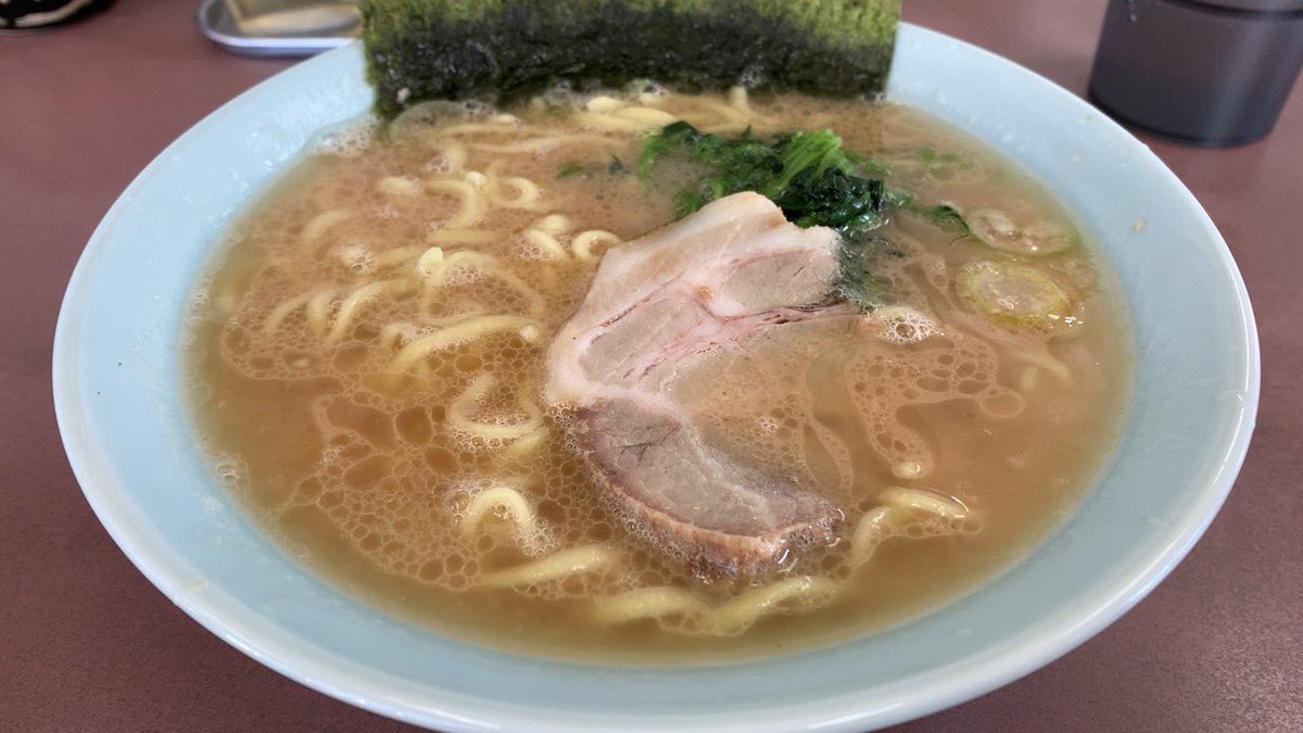 RIZUREI's tweet photo. #本牧家＠下永谷
ラーメン
総本山の元2号店として知られる伝説的名店。臭みのない豚骨に醤油の絶妙な塩味、濃厚し過ぎないサラサラで口当たりも良くシンプルに響くオールドスタイルの家系。昭和っぽい昔懐かしいタイプの豚肩ロースも特徴的。色褪せない懐かしい味わいのまさに模範系と思える一杯。 https://t.co/3VbXJuFzOX