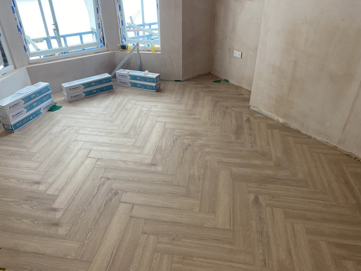 formationCon's tweet image. Herringbone flooring coming on. Flats ready for second fixing then decorating. #Construction #Ramsgate #2ndFix