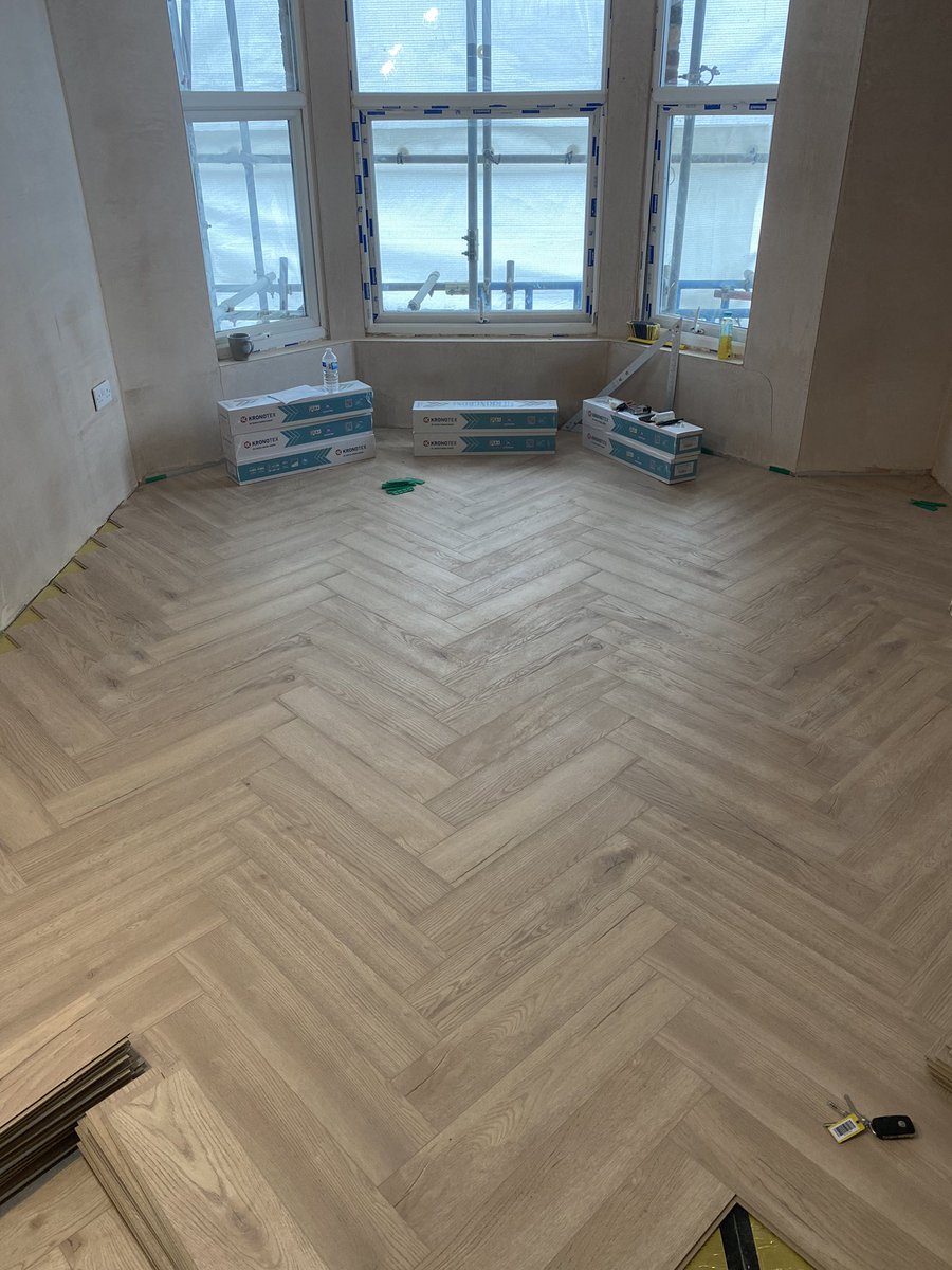 formationCon's tweet image. Herringbone flooring coming on. Flats ready for second fixing then decorating. #Construction #Ramsgate #2ndFix