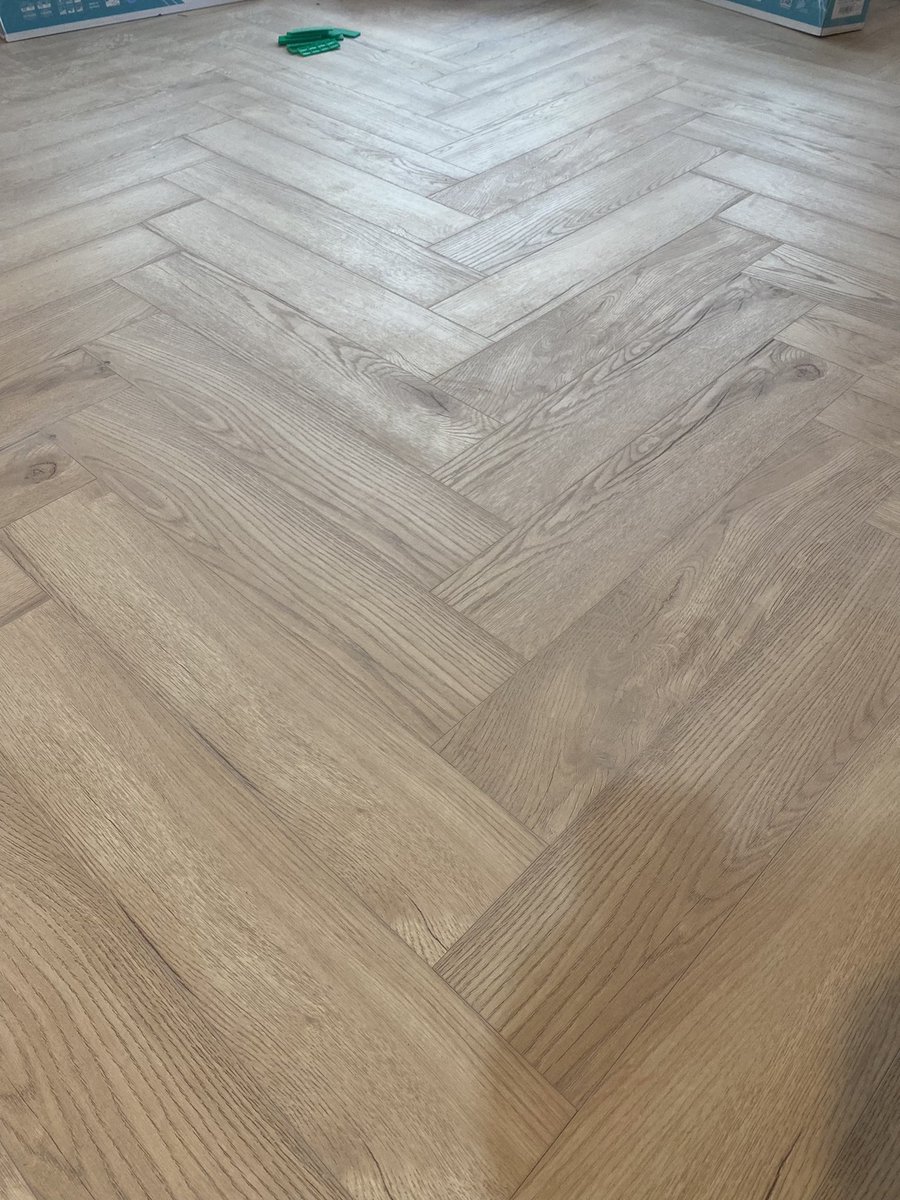 formationCon's tweet image. Herringbone flooring coming on. Flats ready for second fixing then decorating. #Construction #Ramsgate #2ndFix