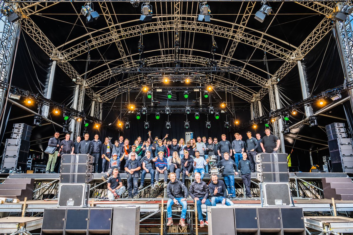 Woehoe! Wat een crew! Deze toppers zijn al de hele week druk in de weer op de Drafbaan om alles spik en span te maken en ervoor te zorgen dat het morgen een knaller van een festival wordt! Zonder crew zijn we nergens! #leukstecrew #wateentoppers #BFG050