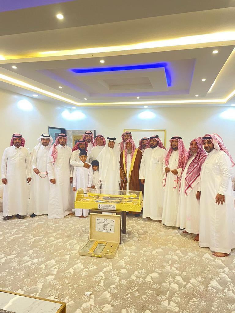 aldawahrh's tweet photo. عائلة ال حميضان من ذوي عيد من قبيلة الظواهرة تحتفل بترقية ال��ميد/ سعود بن سعيّد الظاهري وتخرج إبنهم الملازم/ فهد بن سعود الظاهري من كلية الملك خالد العسكرية وذلك بمركز #مدرج بمنطقة القصيم .!
#عيد_الفطر_المبارك 
#عيدكم_مبارك https://t.co/NBeJ45N9m4