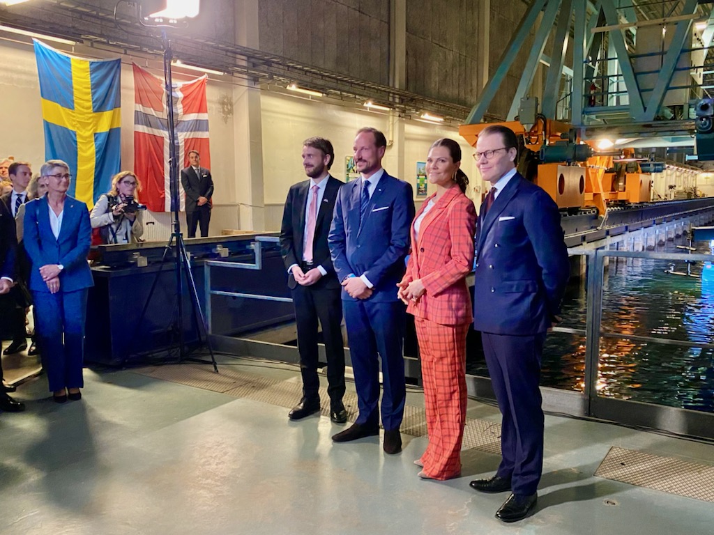 Sammen med <a href="/WalWil_ASA/">Wallenius Wilhelmsen</a> presenterte vi i dag #OrcelleWind for Kronprinsen og det svenske kronprinsparet. Verdens første fullskala vinddrevne RoRo-skip vil kunne kutte utslipp med hele 90%. Viktig 🇳🇴🇸🇪 -samarbeid for å lykkes med det grønne skiftet! <a href="/Sweshipofficial/">Svensk Sjöfart</a> <a href="/jcvestre/">Jan Christian Vestre</a>