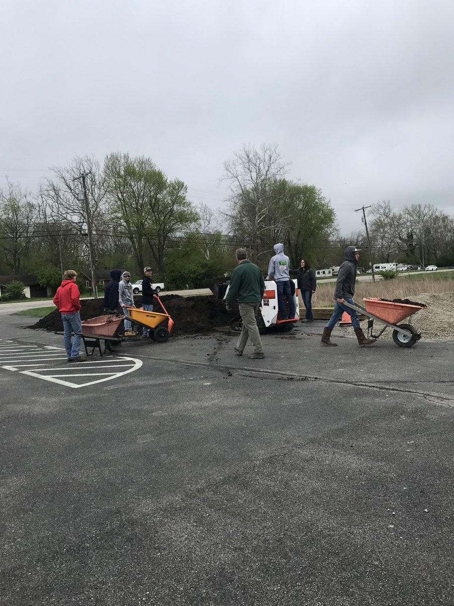 Debmiller1's tweet photo. #Uppervalleyctc students working hard to finish the@prep work on raised garden beds!  thank you from #healthpartnersfreeclinic https://t.co/GIyMGgSSGD