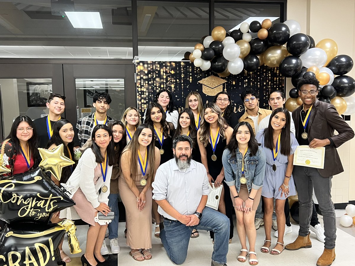 AVIDWilliamsHS's tweet photo. Last night, we celebrated Plano East AVID Seniors…and while many are missing. It does not change how proud I am of them… @WHS_Warriors @PlanoISDAVID @PlanoEastAVID #thisisavid #Classof2022 #avidfamily https://t.co/if4RntjCdh