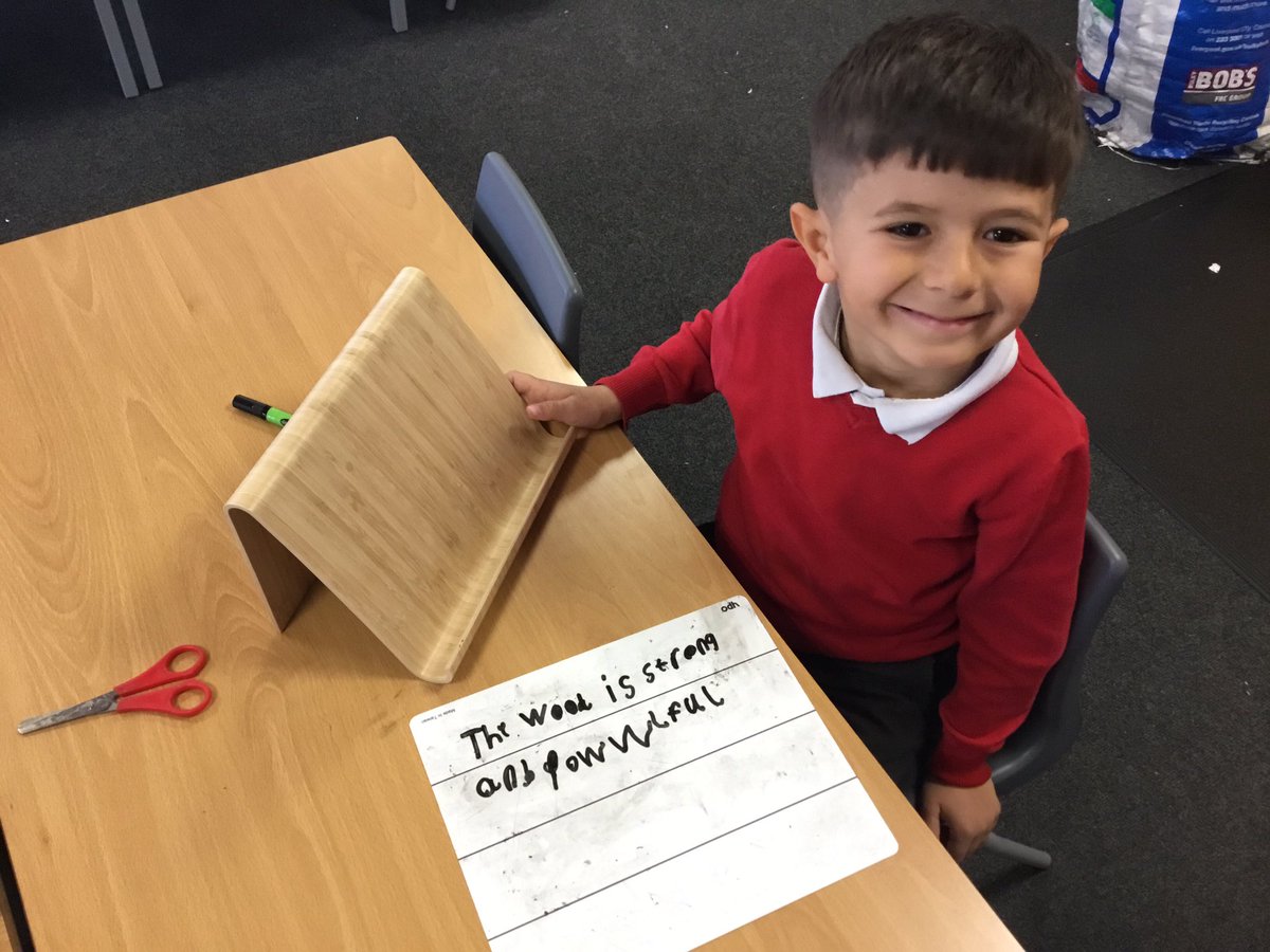 Sacred_heart_Li's tweet photo. Today in science we discussed the properties of different materials by exploring everyday objects #SH7Year1 #SH7Science https://t.co/a2M3lrfYDm