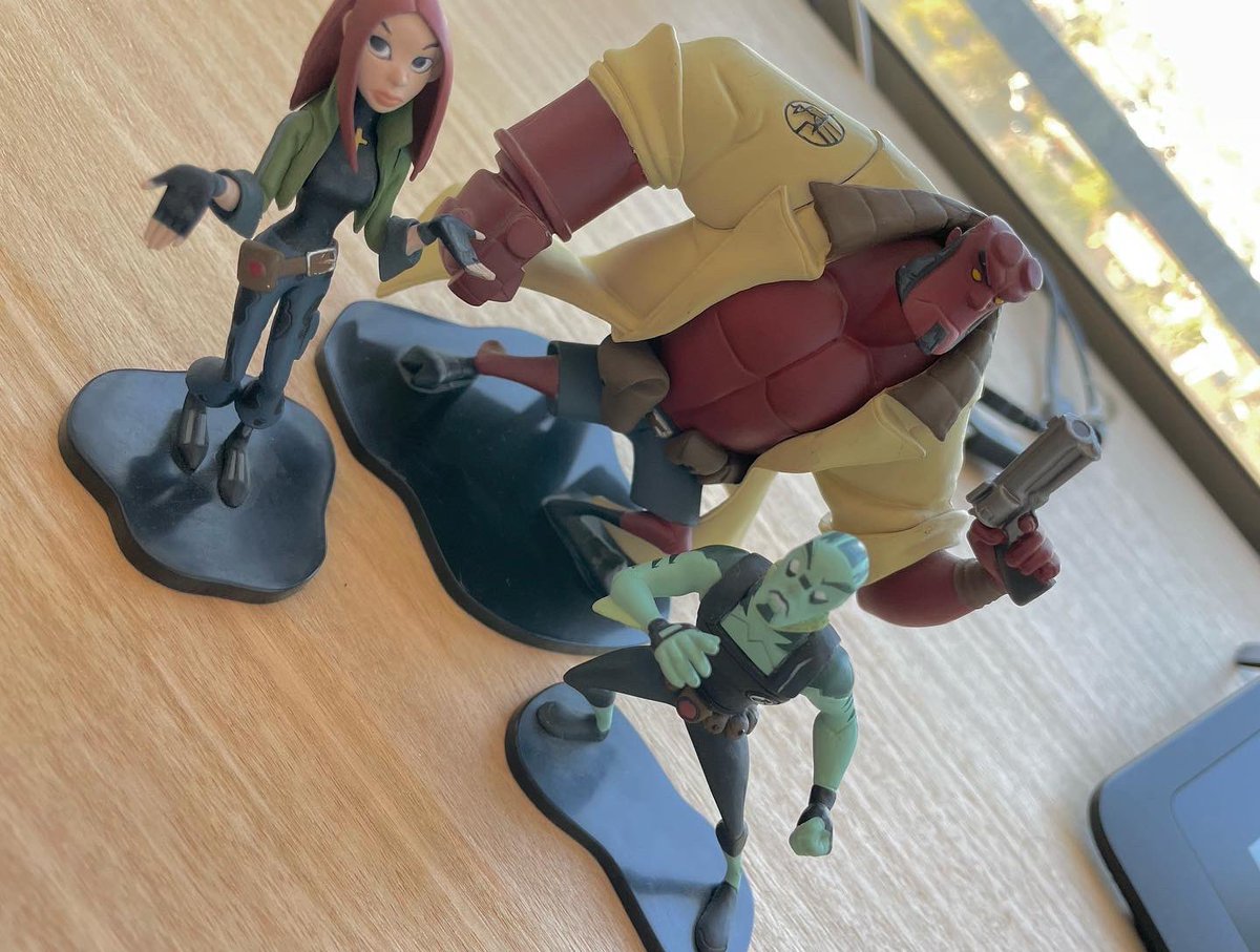 NandoPintoArt's tweet photo. Cuando los colegas te conocen ❤️
Gracias a #Peerro por las hermosas figuras de #Hellboy que me regaló, y que ahora forman parte del Crew en mi escritorio 🤘🏻 https://t.co/ERtPNujtd6