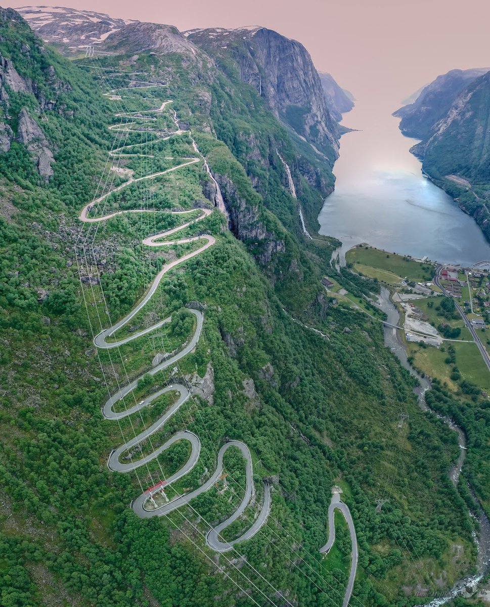MattAugereau's tweet photo. @BenjiNaesen Lysebotn is the dream climb @BenjiNaesen! 🤩🇳🇴

Don't wait too long though, the whole winter it is covered by 10m of snow, no joke (I took the second picture in May).

Seeing your progress, you can do it before they close the road early November. ❄

↔ 9km
⏫ 10%
↪ 27 hairpins https://t.co/WUa3lNojnj