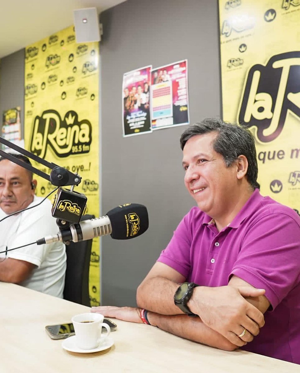 ficoctgybolivar's tweet photo. 🎙Conectados con los cartageneros desde @lareina955📻
#AEstaHora Nuestro Vicepresidente @rodrigolarasanchez escuchando y compartiendo el mensaje de unión de País de @ficogutierrez.💜
#FicoPresidente #EquipoPorColombia #BolívaryCartagena #ConFico https://t.co/UTT1AcT54g