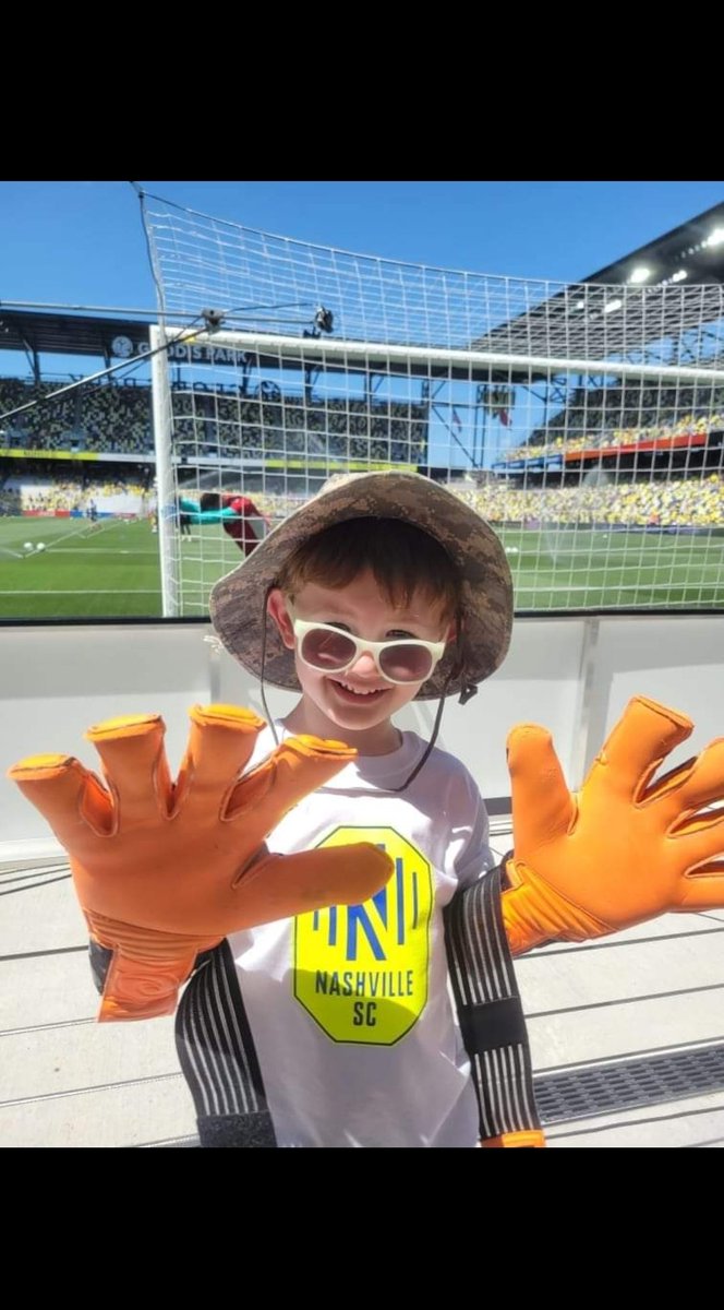 DubSpangle's tweet photo. @bryanmeredith1 I know this is a long shot, but is there anyway my son can get your autograph on these sweet gloves on 5/8? https://t.co/1EjU5hpUUm
