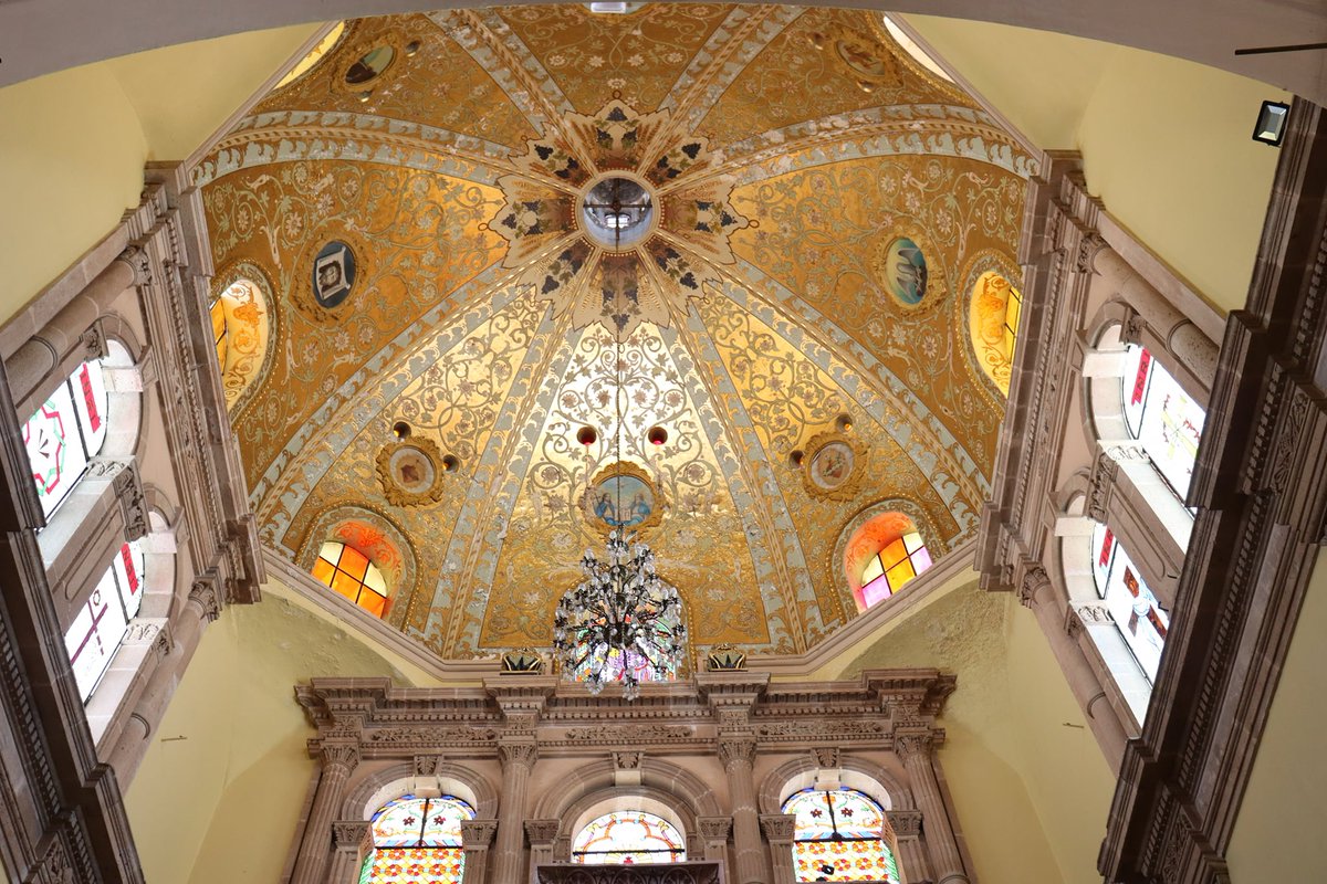 En 1933 el Capellán José Fidel Sandoval inició una nueva construcción, la actual, con planos arquitectónicos y materiales definidos.  
Visita nuestra exposición digita: "El Mezquitito. Patrimonio Leonés" conoce más sobre su Historia y arquitectura.
Enlace: facebook.com/media/set?vani…