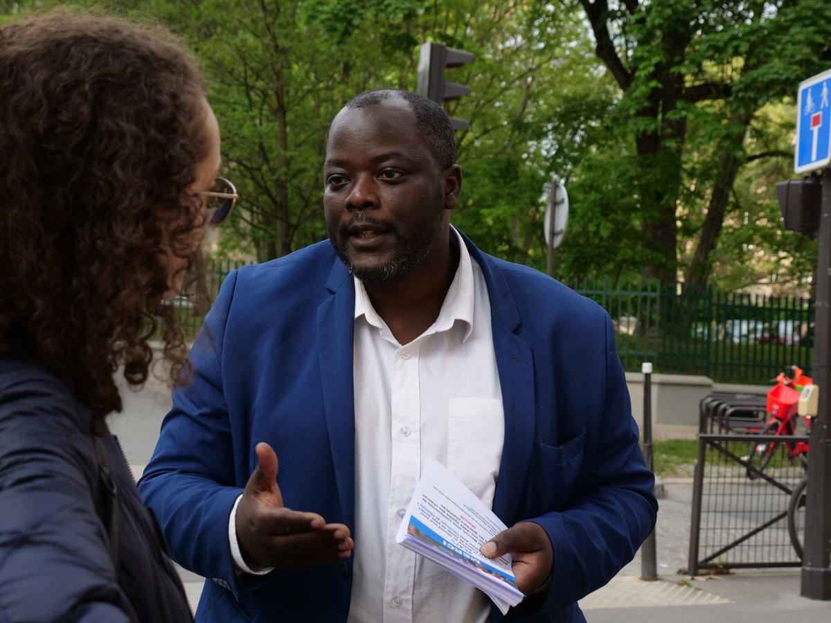 MohamadParis20's tweet photo. On continue à échanger inlassablement avec nos concitoyennes et concitoyens pour donner une #MajoritePourMacron 

Et préparer l'avenir de nos jeunes, veiller à renforcer les liens inter-generationnels
Et affirmer notre attachement à l'🇪🇺
#Paris20 #avecvous ❤️ 🇲🇫 https://t.co/LgD3zreg8o