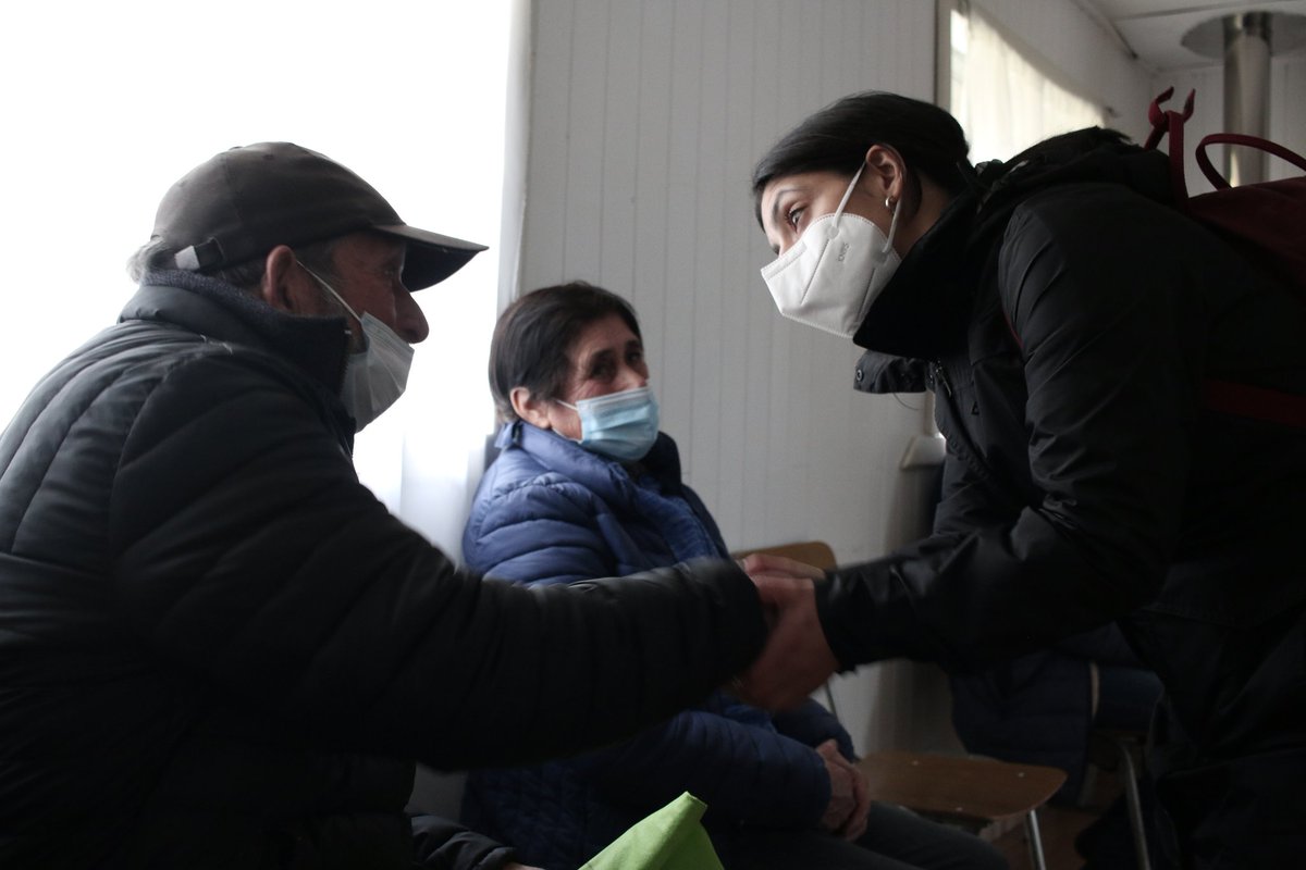 DPRLosLagos's tweet photo. Conectividad y acceso a la salud, fueron algunas problemáticas que le manifestaron las familias de #Añihue y #Mechuque a la Delegada Presidencial Regional @Giovimoreira en su visita al Buque Cirujano Videla de @Armada_Chile en Chiloé 🚁 https://t.co/vid3J9LvST