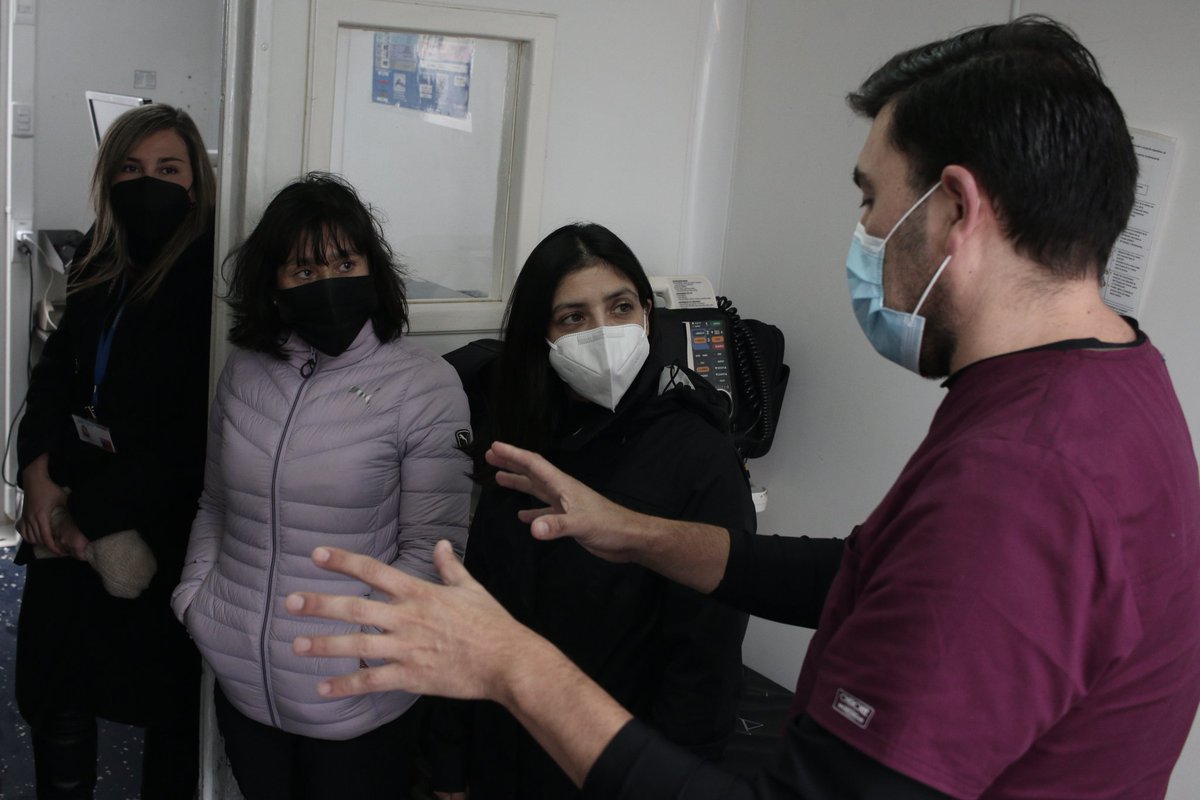 DPRLosLagos's tweet photo. Conectividad y acceso a la salud, fueron algunas problemáticas que le manifestaron las familias de #Añihue y #Mechuque a la Delegada Presidencial Regional @Giovimoreira en su visita al Buque Cirujano Videla de @Armada_Chile en Chiloé 🚁 https://t.co/vid3J9LvST