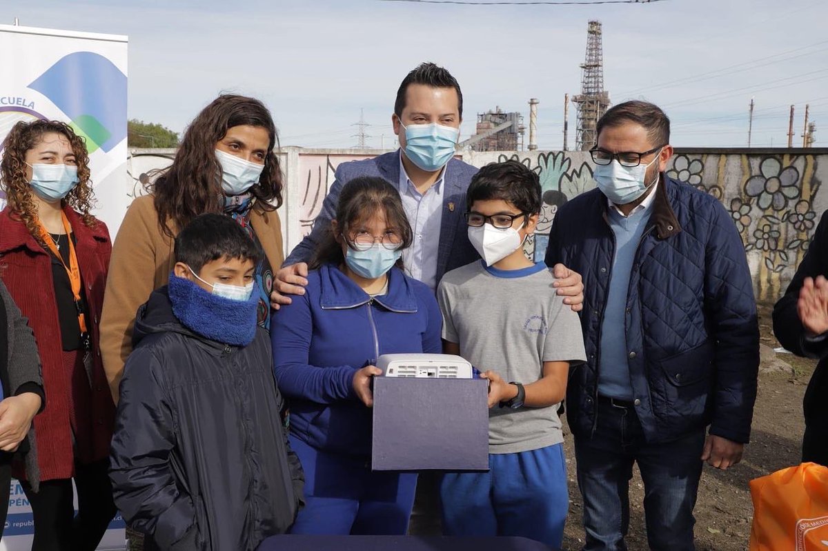 jvalencialab's tweet photo. CORONEL DONA MONITOR DE CALIDAD DEL AIRE A HUALPÉN

@ChamorroCoronel como Pdte Comisión de Medio Ambiente @amrbbCL gestionó el monitor gracias convenio con @AccionClimaPUCV y @h_ciudadano para registrar MP 1, 2.5 y 10 disponiendo de información inmediata para toma de decisiones. https://t.co/2OpkQAMoHZ