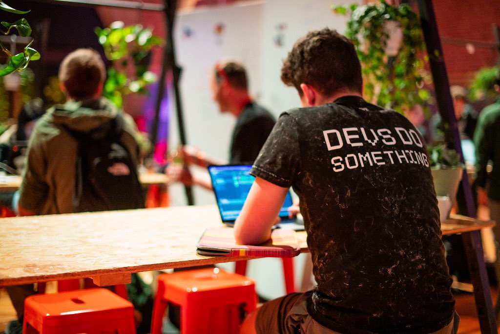 AaveGrants's tweet image. May is here but we’re still dreaming about April in Amsterdam 🤩 

Some shots from @ETHGlobal of hackers hacking, swag enjoyers enjoying, &amp;amp; devs doing something 📸