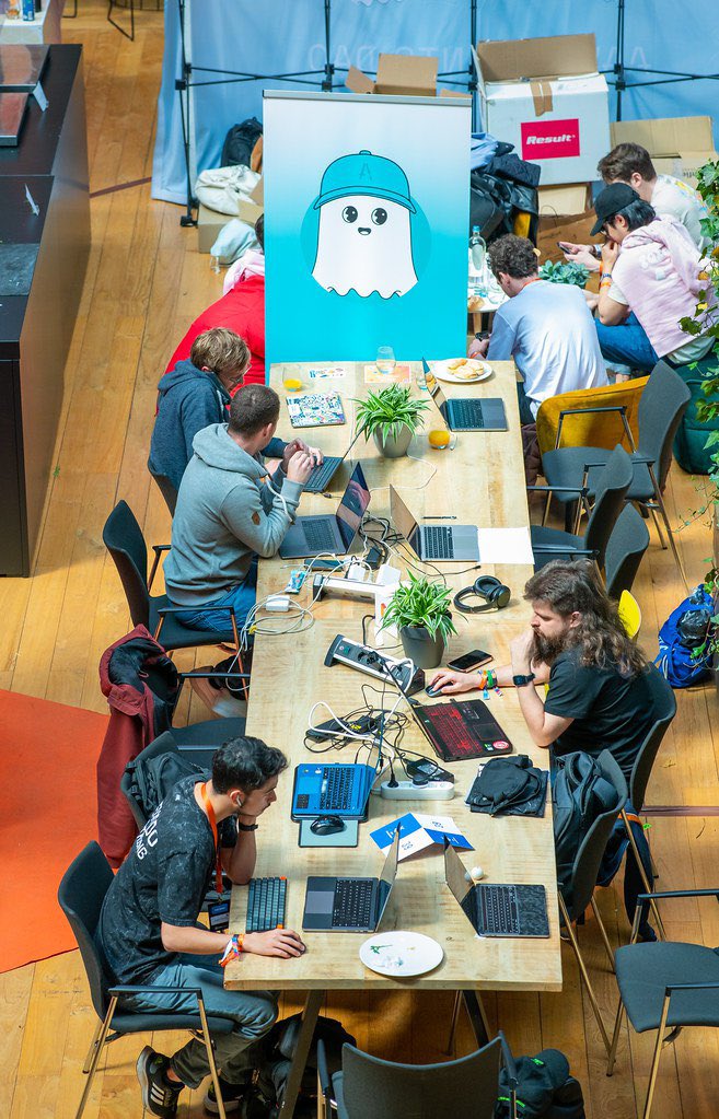 AaveGrants's tweet image. May is here but we’re still dreaming about April in Amsterdam 🤩 

Some shots from @ETHGlobal of hackers hacking, swag enjoyers enjoying, &amp;amp; devs doing something 📸