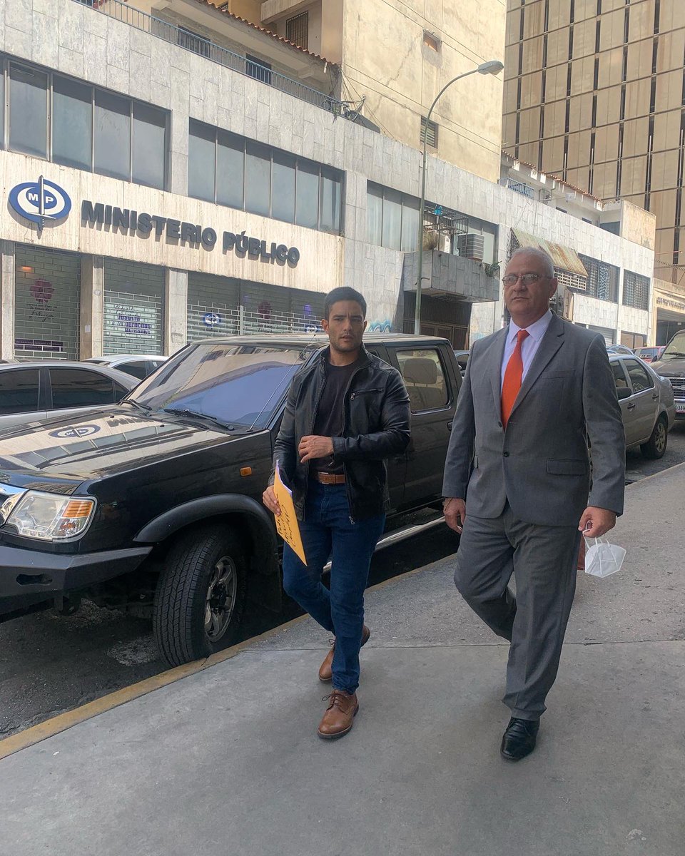 Emilio_Guzman's tweet photo. Avanzando con buenos resultados. Además de concretar respuestas positivas , hoy miércoles tuve la oportunidad de conversar con mi amigo el LUSTRADOR Pablo Rivas, 48 años trabajando en el Pasaje Zing del Centro de Caracas https://t.co/Yu5OcF5Yw3