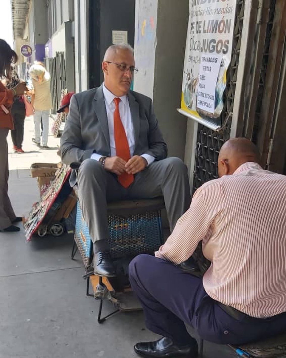 Emilio_Guzman's tweet photo. Avanzando con buenos resultados. Además de concretar respuestas positivas , hoy miércoles tuve la oportunidad de conversar con mi amigo el LUSTRADOR Pablo Rivas, 48 años trabajando en el Pasaje Zing del Centro de Caracas https://t.co/Yu5OcF5Yw3