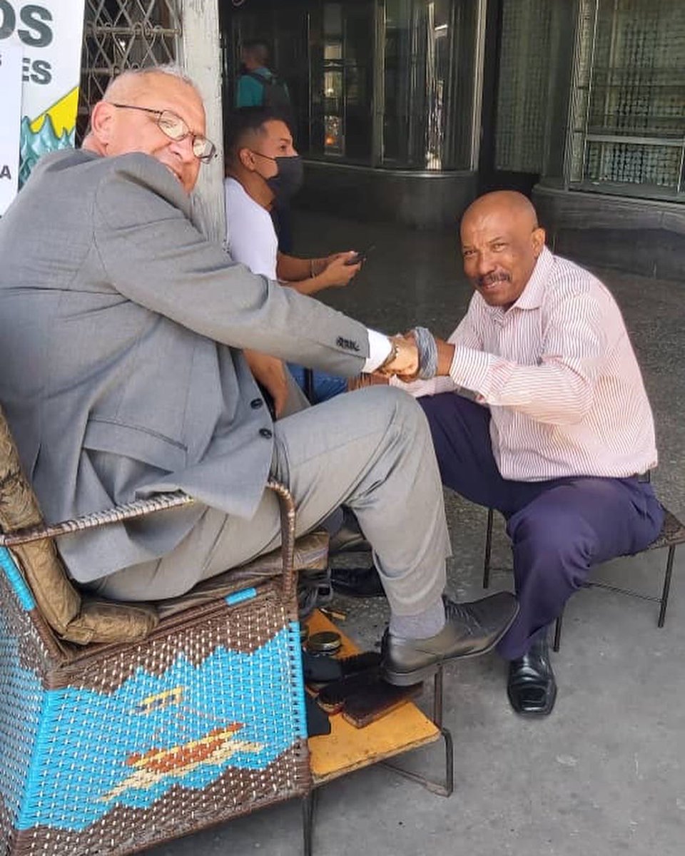 Emilio_Guzman's tweet photo. Avanzando con buenos resultados. Además de concretar respuestas positivas , hoy miércoles tuve la oportunidad de conversar con mi amigo el LUSTRADOR Pablo Rivas, 48 años trabajando en el Pasaje Zing del Centro de Caracas https://t.co/Yu5OcF5Yw3