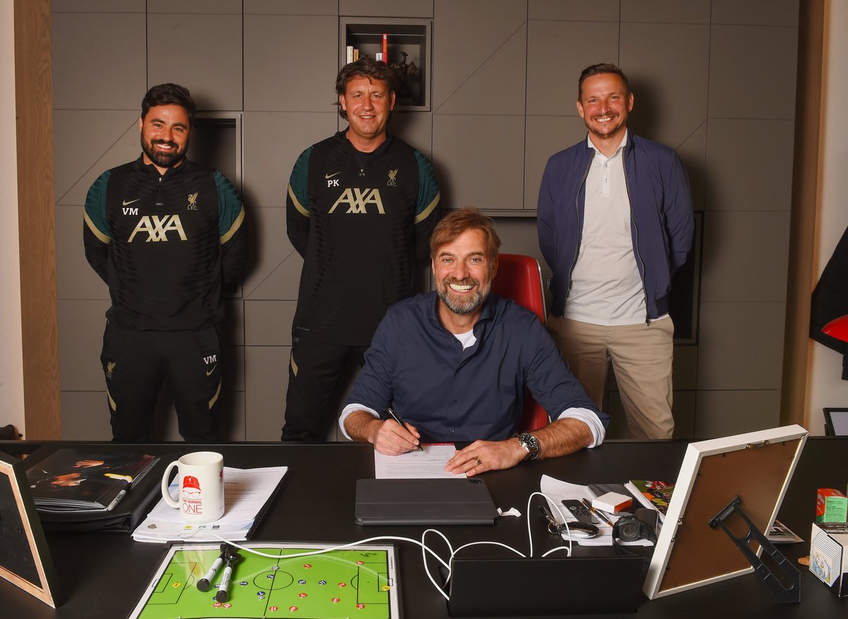 AtaqueFutbolero's tweet photo. Según The Athletic, Jürgen Klopp no pidió un aumento salarial para renovar contrato con Liverpool, pero sí lo exigió para su staff. Así, el club arregló €2 millones más únicamente para su CT. Y en la foto oficial, pidió que aparezcan para que la gente los reconozca.

Tipazo. 🤝 https://t.co/DqEPSvtf0d