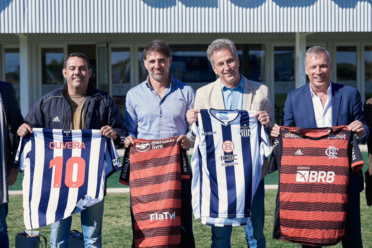 CATalleresdecba's tweet photo. 💙 Club Atlético Talleres para @Flamengo em reconhecimento de sua visao de liderança no futebol sul-americano https://t.co/aR2thQ4pTn