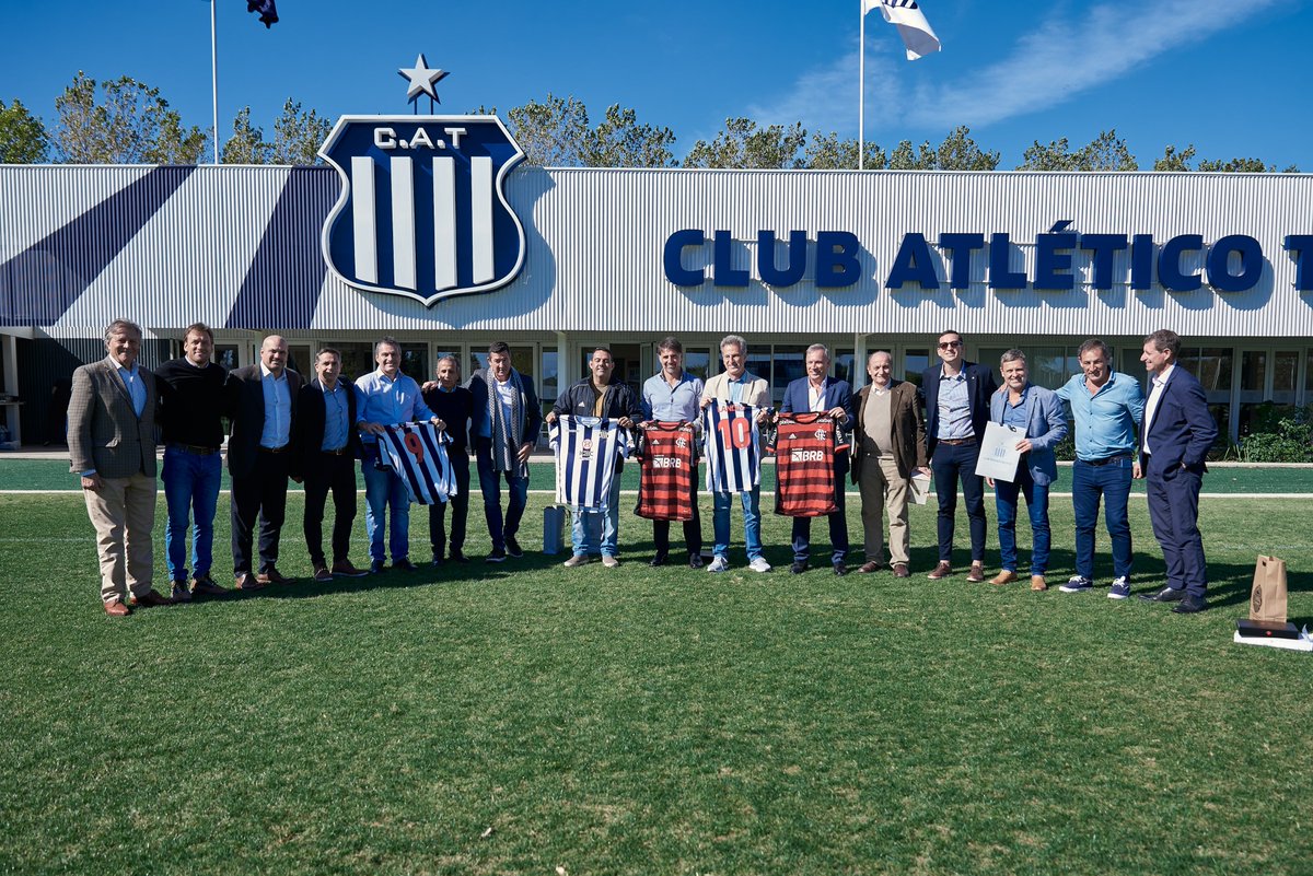 CATalleresdecba's tweet photo. 💙 Club Atlético Talleres para @Flamengo em reconhecimento de sua visao de liderança no futebol sul-americano https://t.co/aR2thQ4pTn