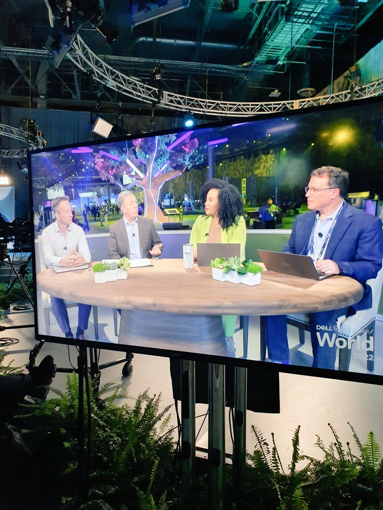 Heard Mike and <a href="/AlainLamoure/">AlainLamoure</a> on the digital broadcast eaelier and want to dive deeper into sustainability &amp; cost savings with Technology Rotation ? Come by Marcello 4401 in 15minutes ♻️
#IWork4Dell #DellTechWorld