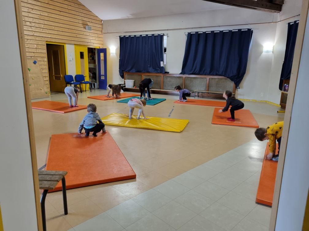 caroline0185's tweet photo. Initiation au basket et au tennis pour les enfants de l'AL @LeoLagrange. Une belle réussite !
Merci @tcbellegarde et @evbbasket pour ce partenariat.
Merci également à Laetitia Bighetti pour son intervention réflexologie, yoga auprès des plus jeunes. https://t.co/p7KbUIkRAf