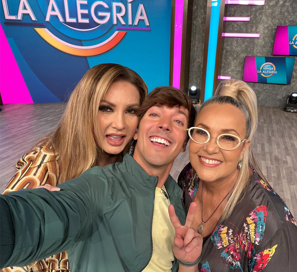 VengaLaAlegria's tweet photo. ¡Nuestras queridas @PatriciaNavidad y @chef_betty se enfrentaron en el #SabelotodoVLA! 🙌🏻📺🎉 #VLAColosal https://t.co/CrD4Ts2GPj