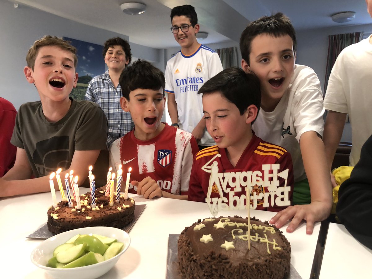 BerewallHouse's tweet photo. Happy Birthday Ale β³οΈ π #boardingbirthday #cakeallround #12today π π https://t.co/Yrs6sxScTh