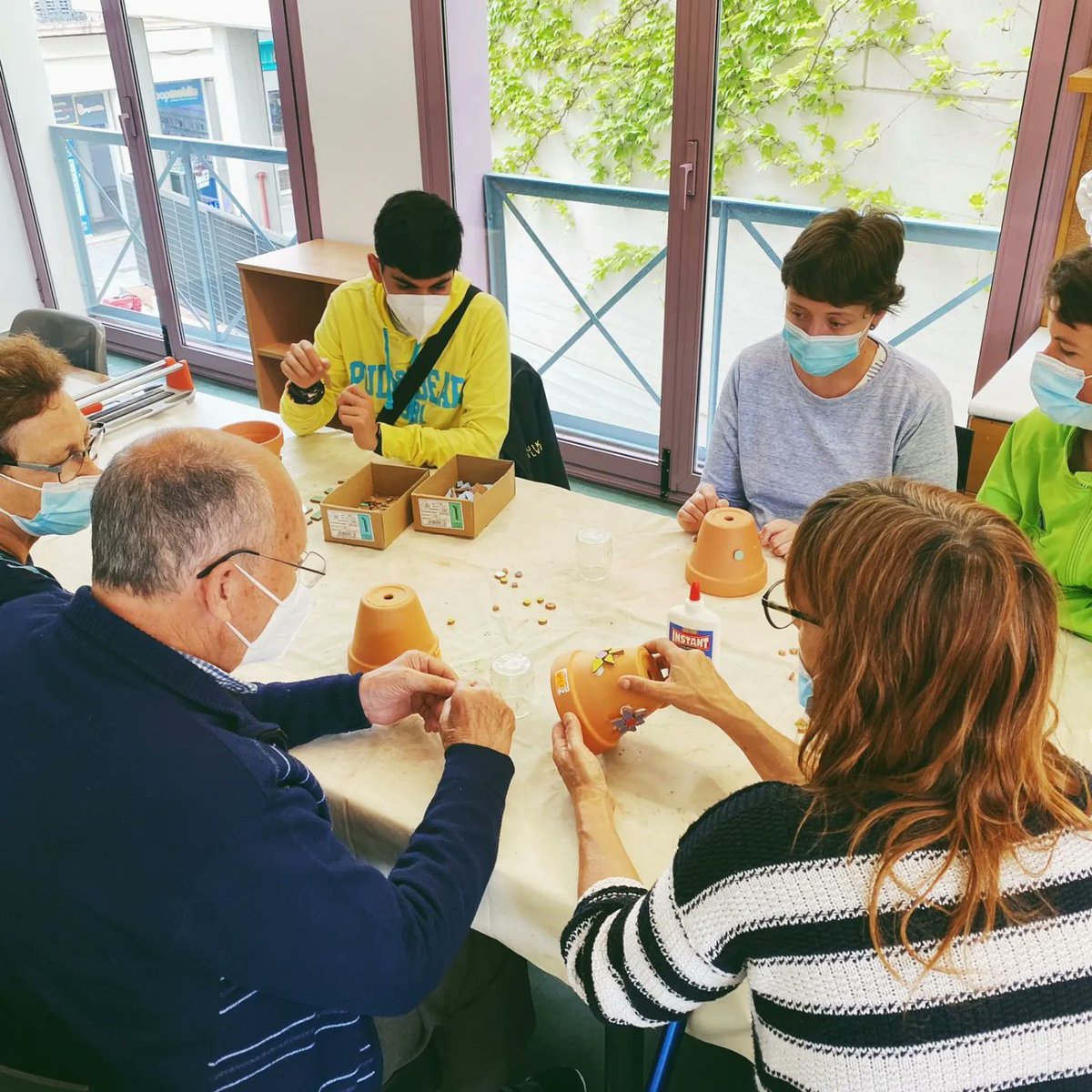 fvo_cat's tweet photo. Al Centre Ocupacional #ensencanta #compartir 🤗 i #aprendre junts i juntes al taller de #trencadís que cada dilluns organitzem al Centre Cívic Centre de #Granollers
✅ Vine a gaudir d'aquest taller, és obert a tothom!
#centrecivic #projectecomunitari #integrador #disCapacitat https://t.co/Uk1uqXVxcN
