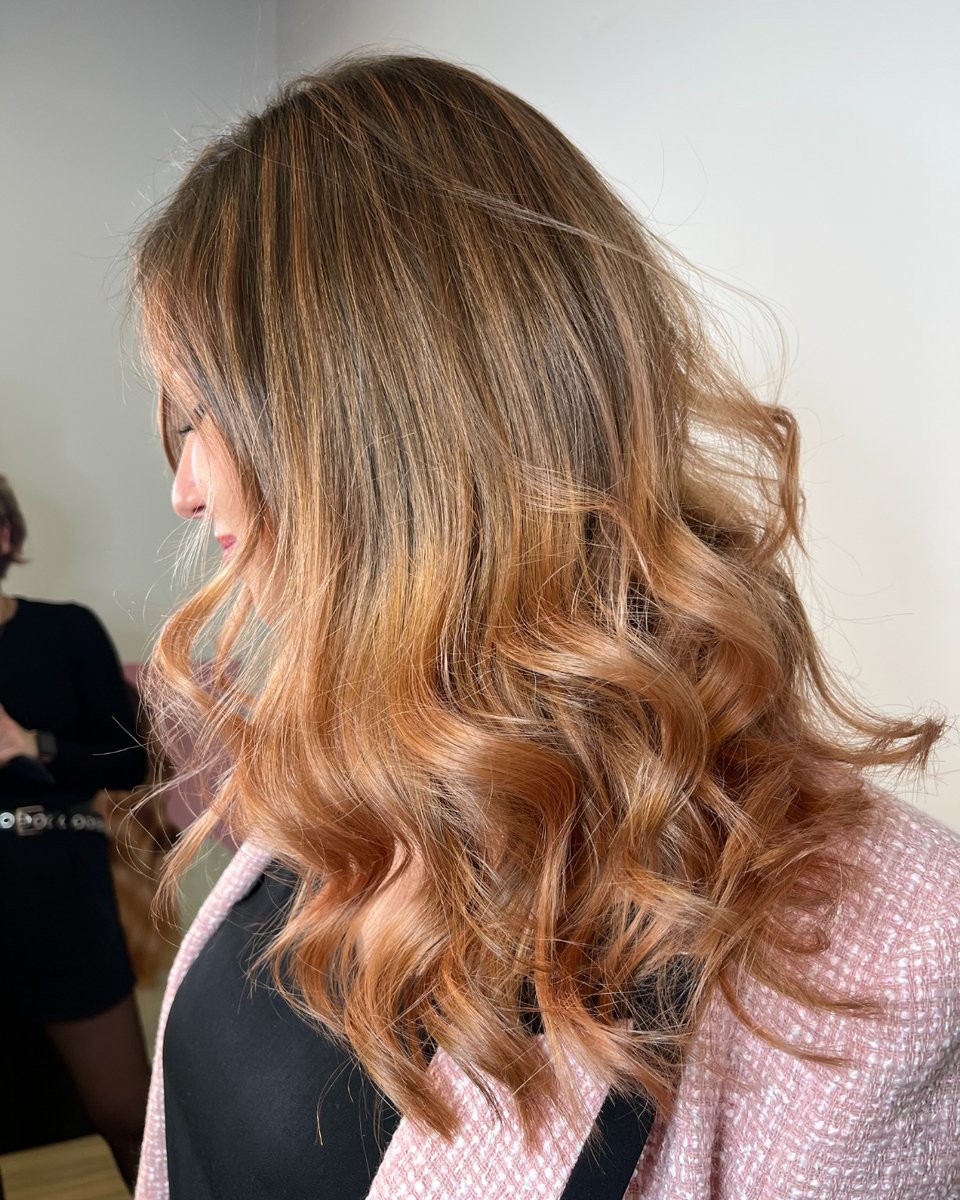 _carmenvivanco's tweet photo. Hace unas semanas participamos en un curso de @WellaProEs en el que descubrimos #SHINEFINITY, su nuevo producto de coloración con el que se consiguen grandes cambios de color o estupendos matices con cero daños para el cabello.
#CarmenVivanco #peluqueriamadrid https://t.co/jUh0AeZWLI