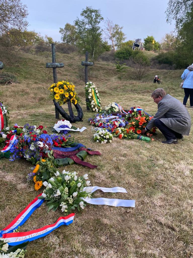 HermanKappelle's tweet photo. Zo juist legde ik namens de Stichting Nationaal Monument Oranjehotel een krans op de Waalsdorpervlakte #NMOH https://t.co/pSZ4TEin94