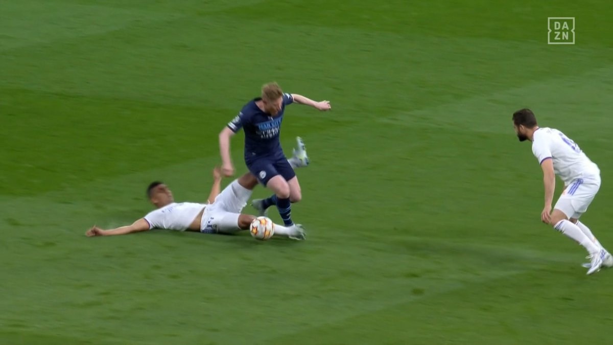 PoorEPLreferees's tweet photo. No booking??? https://t.co/Np54jjMUPm