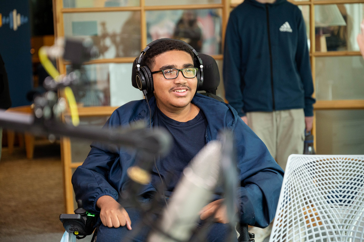 abilitymediagrp's tweet photo. This week, students from the Whitney Weekly visited Quinnipiac for a tour of the school's studios from Dean Roush himself!

Quinnipiac #BobcatNation #WhitneyWeekly #Tour #Disability #AbilityMedia
📸: @ephemiamaria https://t.co/VvRhvG8bLE