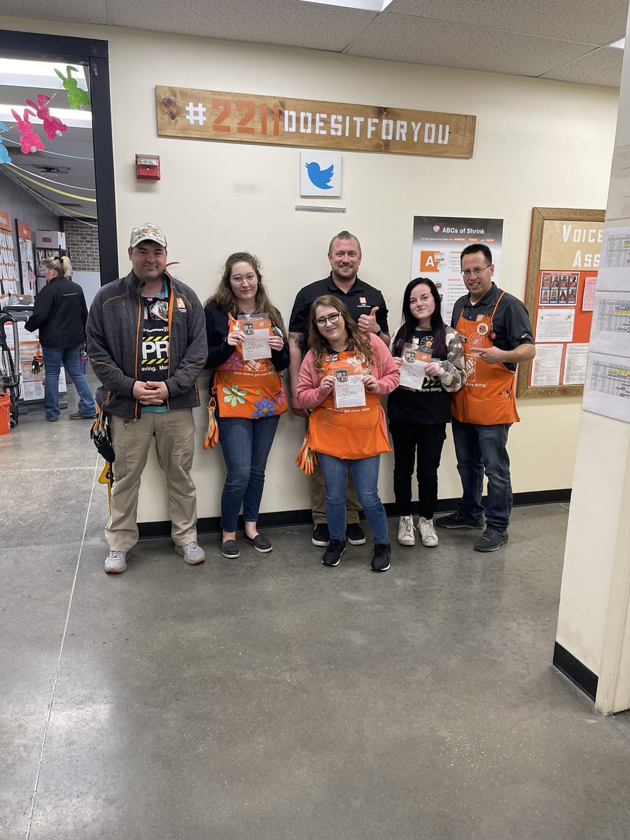 Outstanding job to these 4 associates going above and beyond to help a customer in need yesterday! #2211Proud @ryanfox_5024 @JohnnyTBush @DanielMooreTHD @HDMarthaMendoza @HD_Jessica_