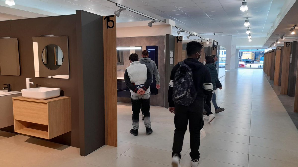 fpcatarroja's tweet photo. Finaliza la jornada #SMARTRAIN de hoy con visitas a EMUCA y MUEBLES ROYO.🪑🛋
Soluciones muy competitivas para nuestro “mueble inteligente".
Trato inmejorable por parte de sus profesionales. 🤝👐
#FP #FPCatarroja
@GVAeducacio @GVAlabora @todofp @sepiegob @ajuntcatarroja https://t.co/1YDSoS1LcG